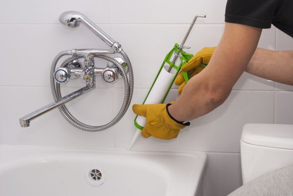 Bathtub Caulking in Lake Zurich